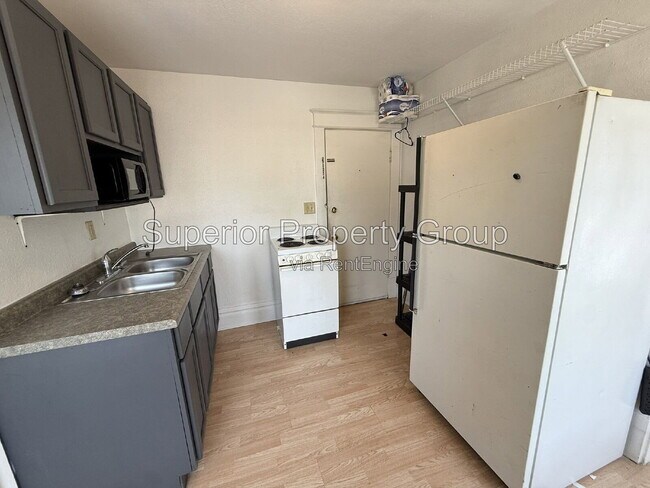 Building Photo - 106 W Stroud St