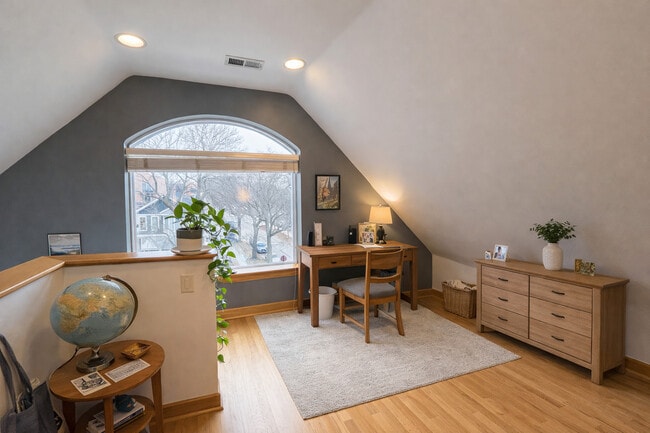 Building Photo - 1901 W Fletcher St