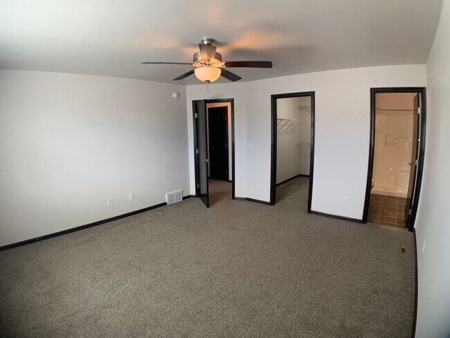 Building Photo - 3 Bed 3 Bath Single Family Home