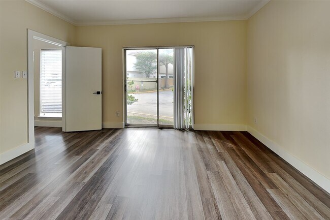 Building Photo - 2100 Tanglewilde St