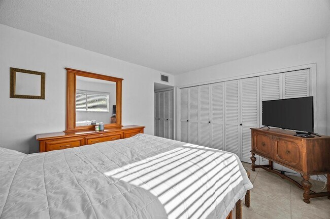 Building Photo - 311 E Ocean Ave