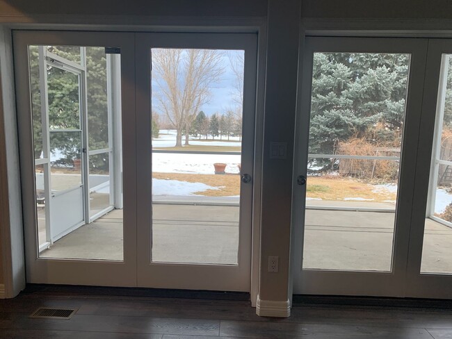 Building Photo - Sunny Open Floor Plan - Golf Anyone?