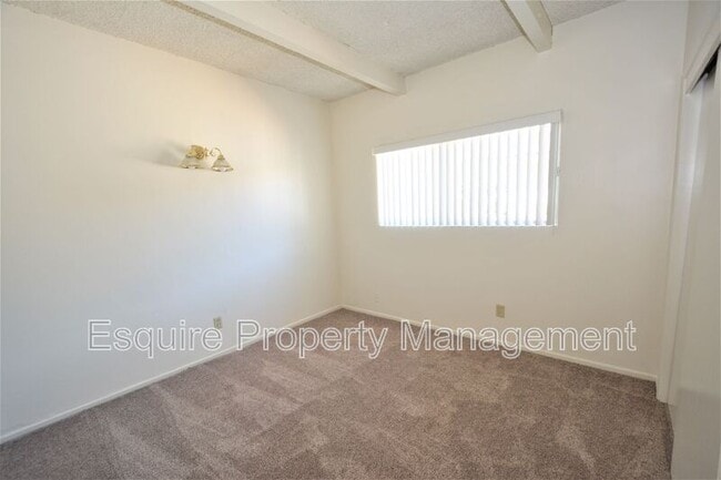 Building Photo - 2050 N Ventura Rd