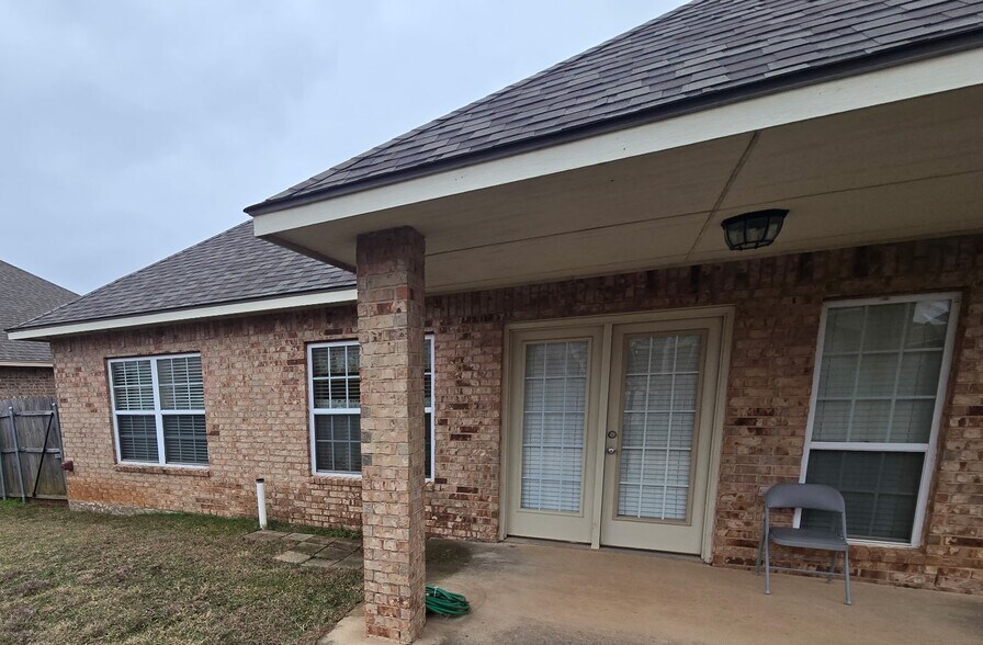 Building Photo - 929 NE 28th St