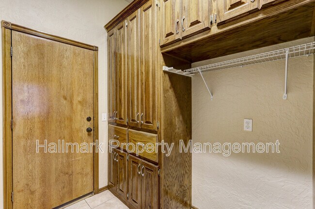 Building Photo - 500 Loyd Ln