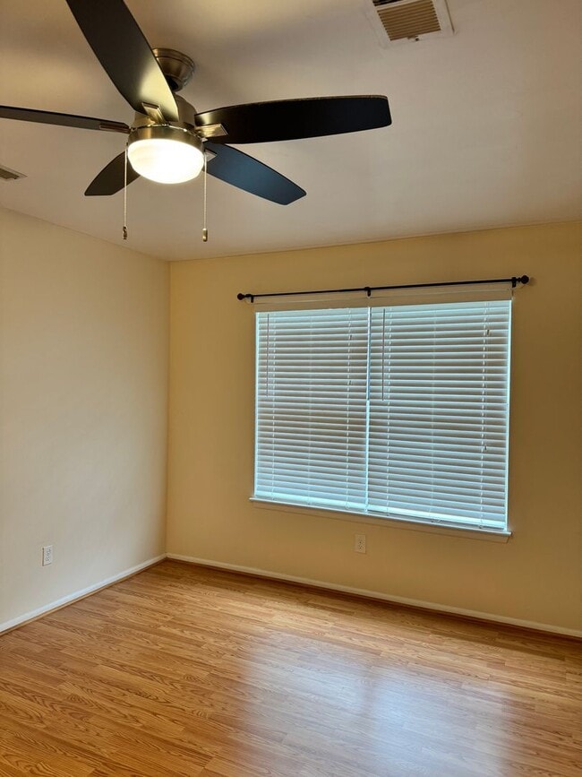 Building Photo - Thalia Station