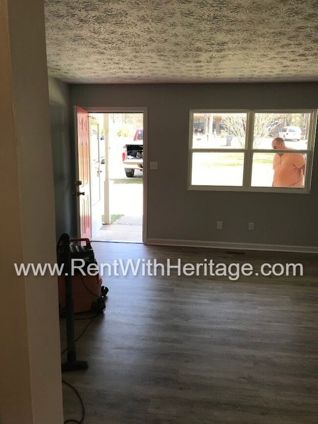 Building Photo - FANTASTIC 2 BEDROOM 1.5 BATH DUPLEX WITH ALL THE UPGRADES / GREAT LOCATION