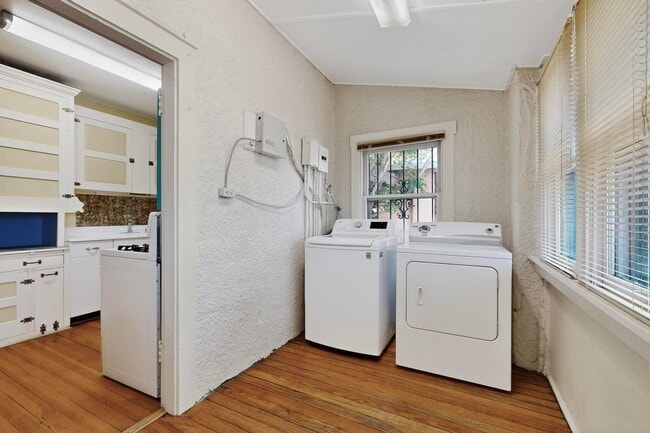 Building Photo - Downtown BUNGALOW 2 Bedroom 1 Bath