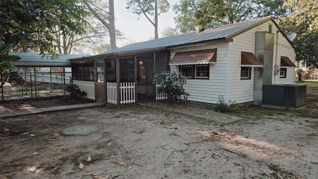 Building Photo - 1110 Pinecrest Ave NW