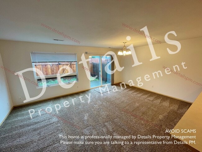 Building Photo - 3 Bedroom Townhouse in Central Kitsap!