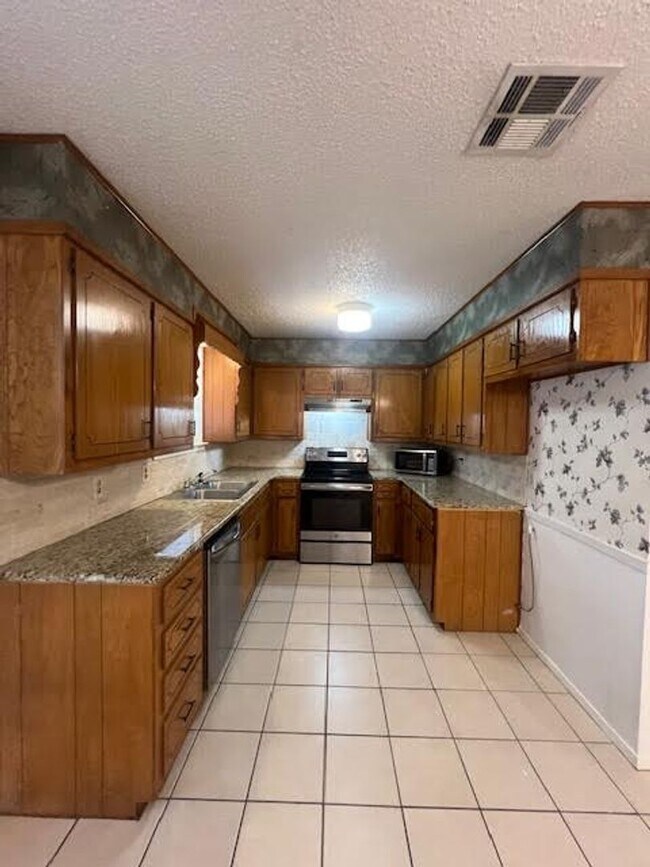 Building Photo - Spacious 3/2 in Midway ISD