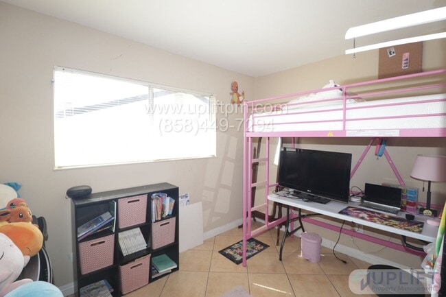 Building Photo - 5 Bedroom 2 Bath Home In Oceanside ** Move In Special $300 Off First Month's Rent**