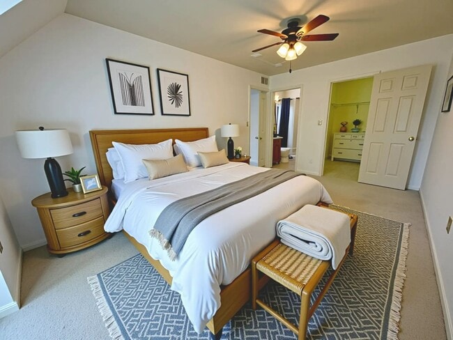 Building Photo - 2 Bedroom 2.5 Bathroom Townhome in Mechani...