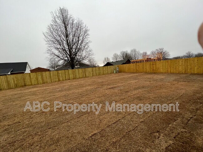 Building Photo - 426 W Tyler Rd