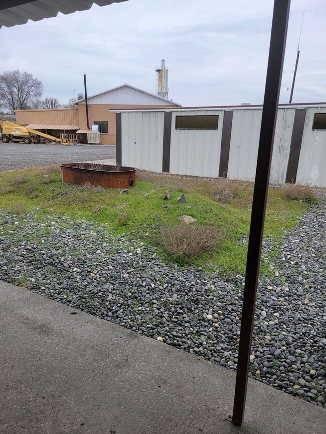 Building Photo - Small 2 bed MH