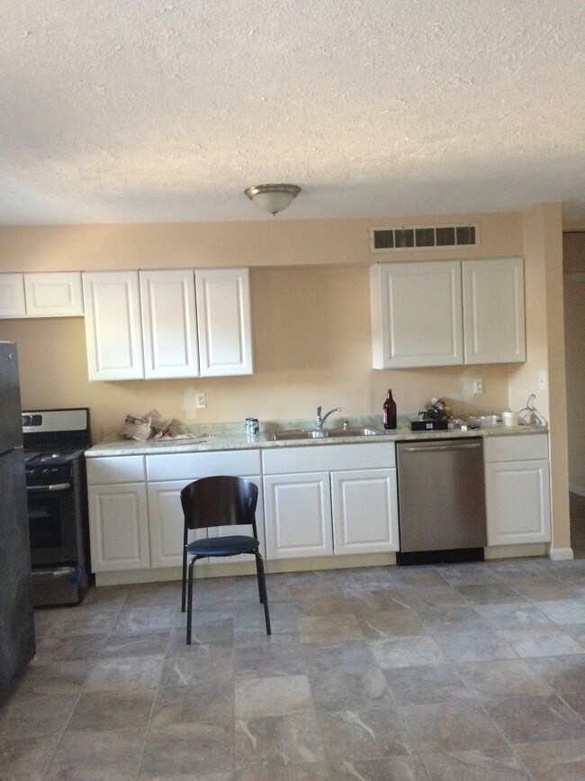 Building Photo - 904 S University St