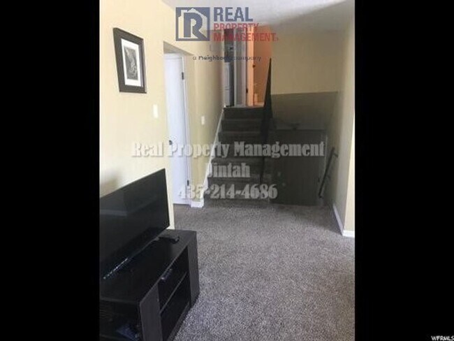 Building Photo - 3 Bed 2 Bath Duplex