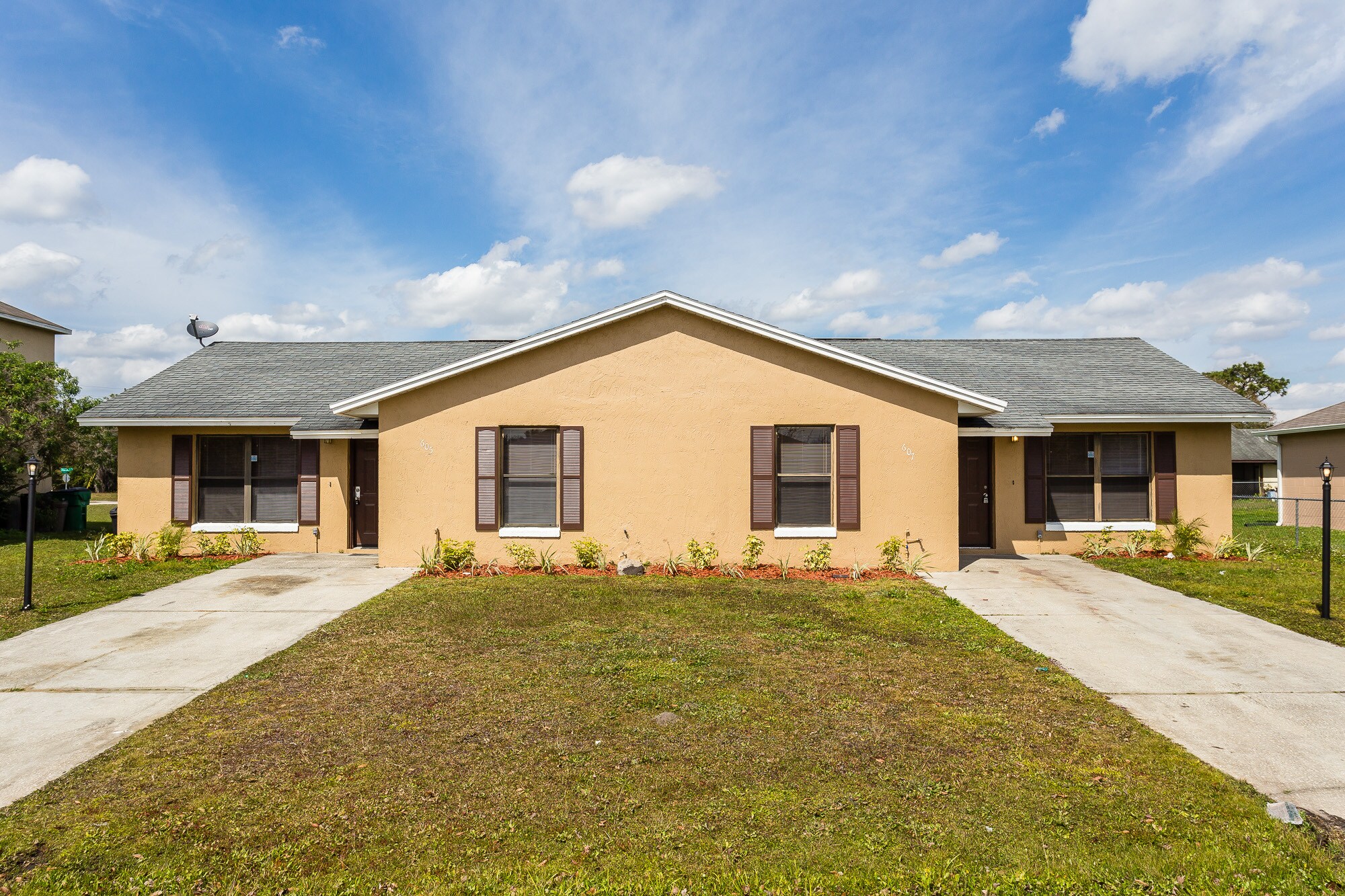 Building Photo - 605 Royalty Ct
