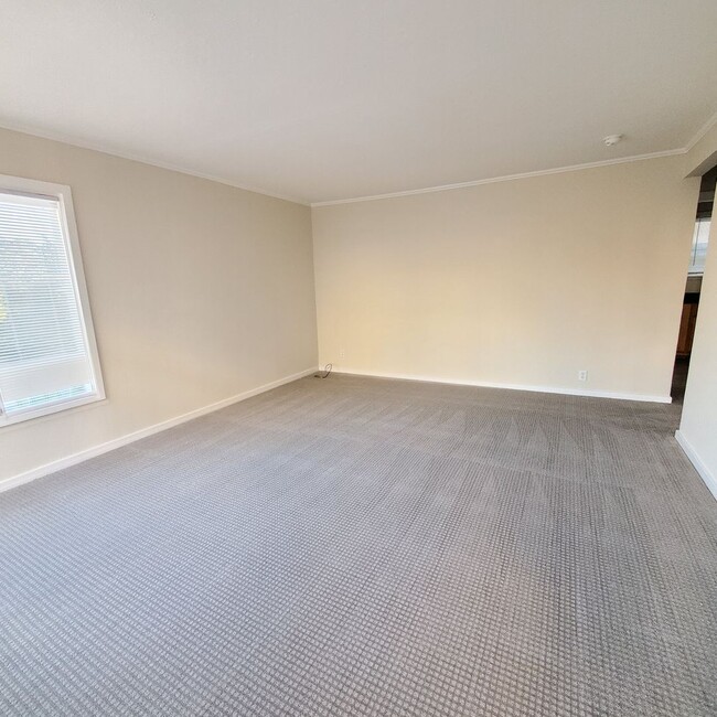 Building Photo - 2 Bedroom Apartment with covered car garage