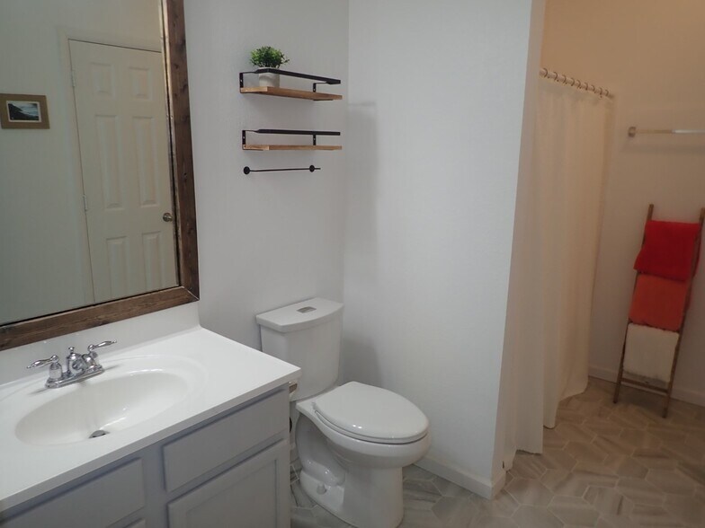 Guest Full Bath - 9801 Willowick Ave