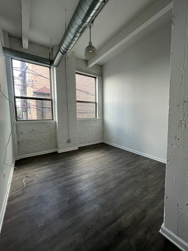 Building Photo - Loft-style condo-quality 3 Bed/2 ba IN UNIT LAUNDRY