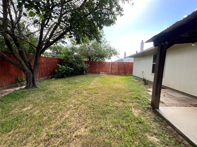 Building Photo - 2427 Halstead Dr