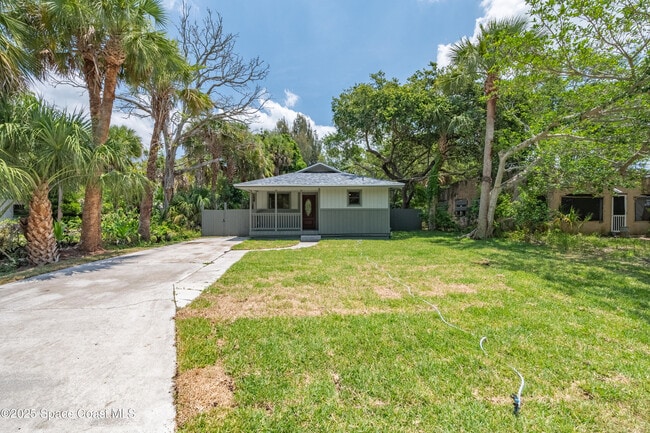 Building Photo - 1919 Poinsetta Blvd