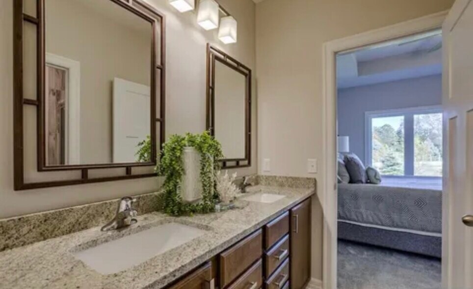 Building Photo - 16070 Hadan Dr