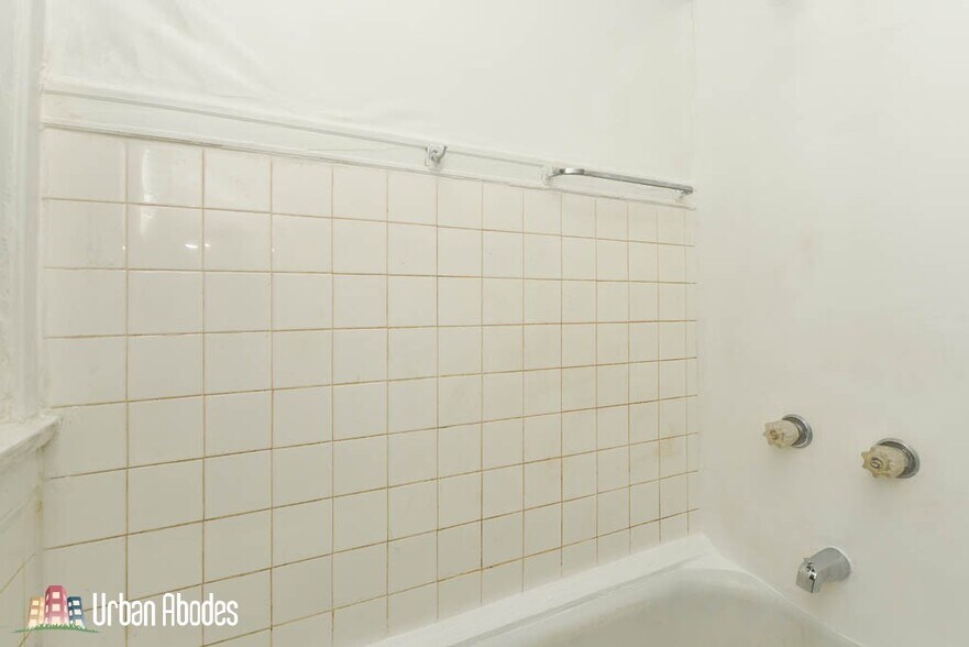 Building Photo - 5023 N Winchester Ave