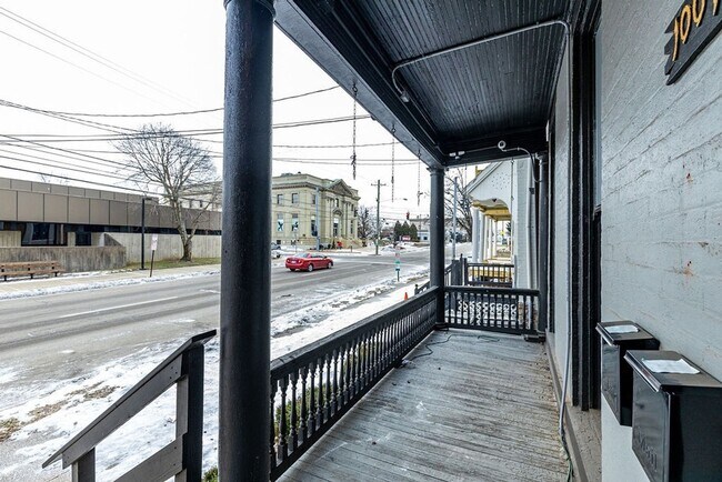 Building Photo - Charming 3BR Duplex in Covington
