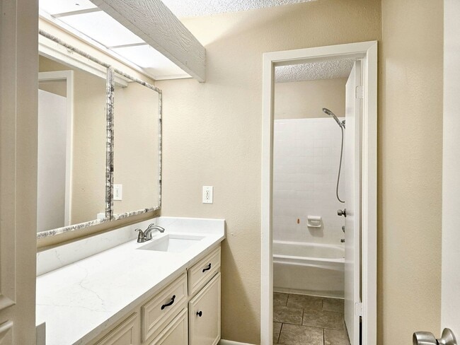 Building Photo - 16635 Neumann Dr