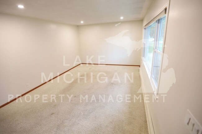 Building Photo - 14750 Parkwood Dr