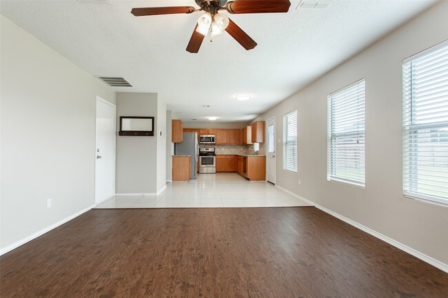 Building Photo - 2700 Peach Dr