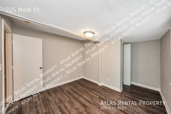 Building Photo - 225 Main St