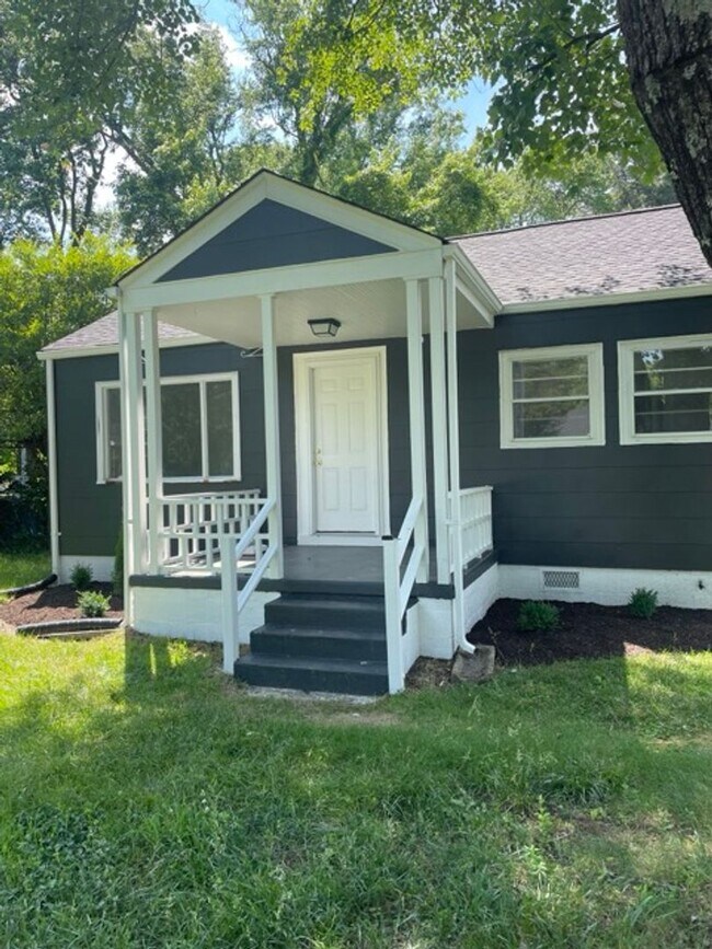 Building Photo - 1024 Halsey Ln