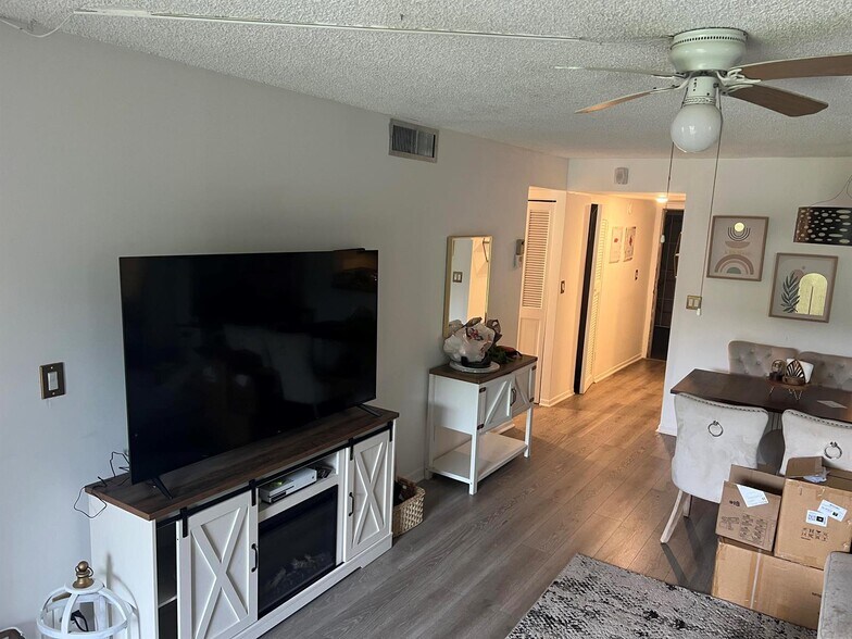 Building Photo - 6301 N University Dr