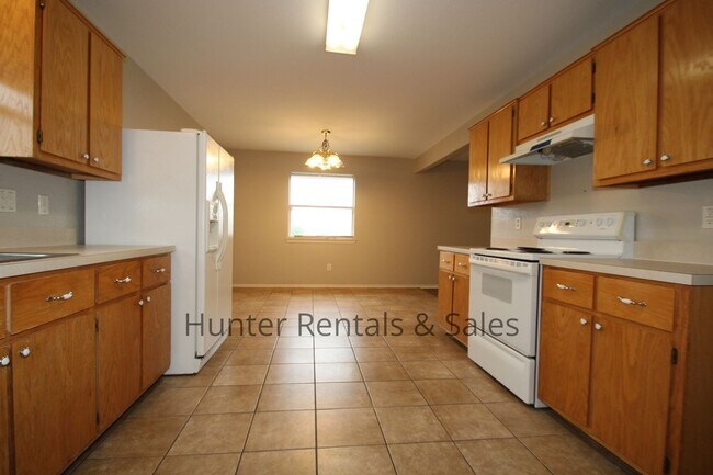 Building Photo - Hymesa Estates!