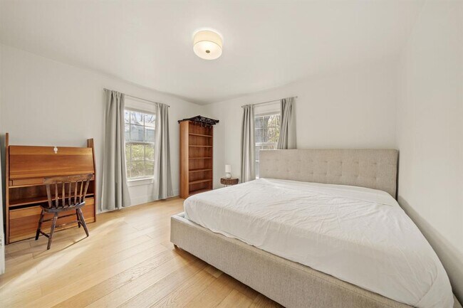 Building Photo - 912 Mansell Ave