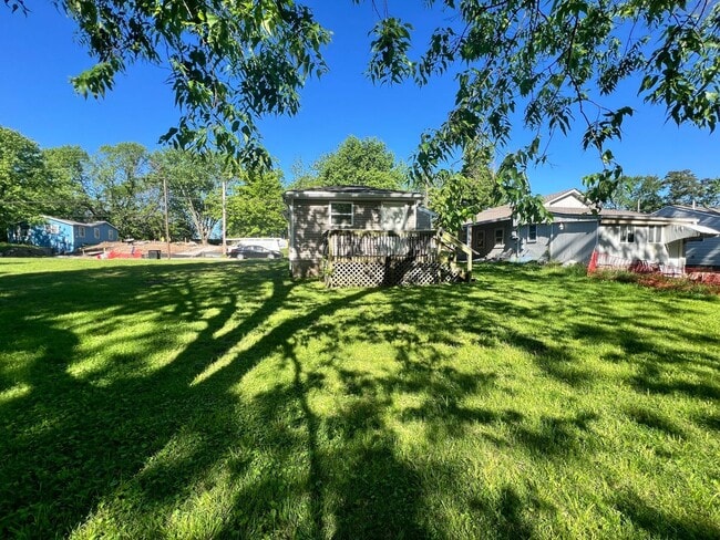 Building Photo - Cozy 2 Bedroom Home with Large Backyard