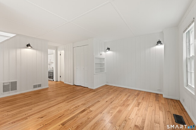 Building Photo - 527 Danbury Rd