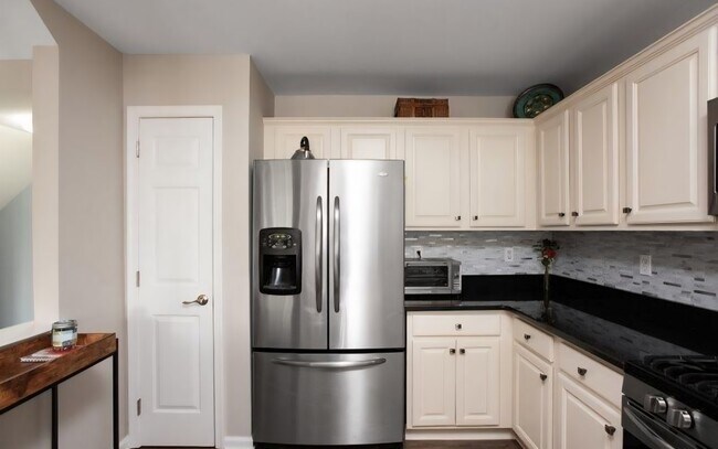 Building Photo - 1092 Shadowlawn Dr