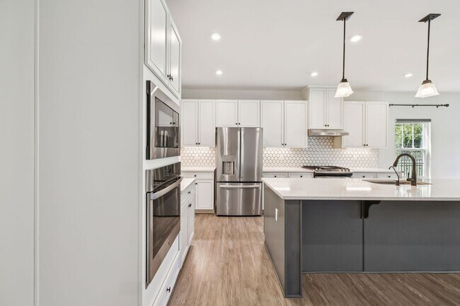Building Photo - 5BR/3.5BA home offers stylish and function...