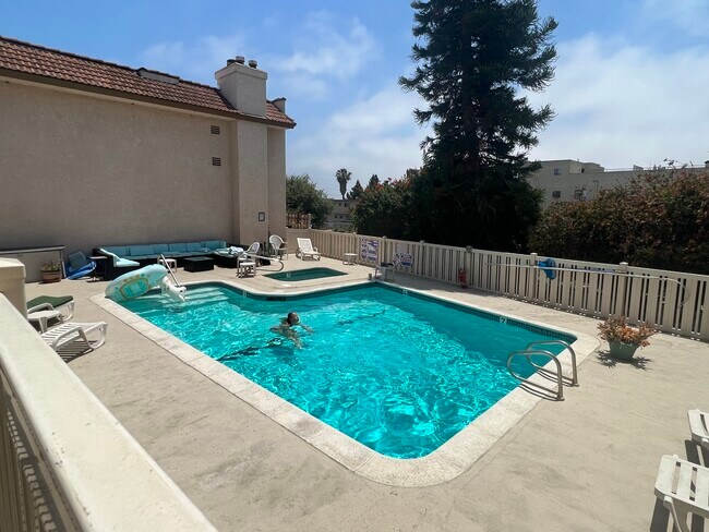 outdoor pool and jacuzzi - 4365 McLaughlin Ave