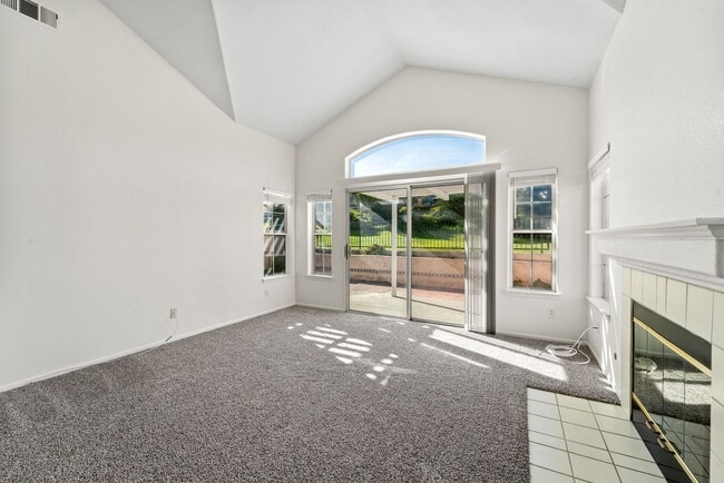 Building Photo - Charming 2 Bed | 2 Bath Single-Story Home with Golf Course Views!
