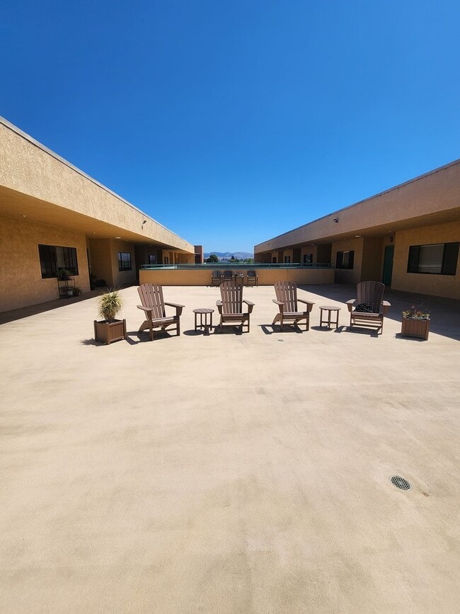 Building Photo - Comfortable One Bed, One Bath Apartment- W...