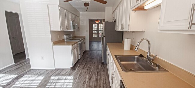 Building Photo - Very Charming 3 Bedroom And 2.5 Bathroom Townhouse With Private Deck In Country Creek