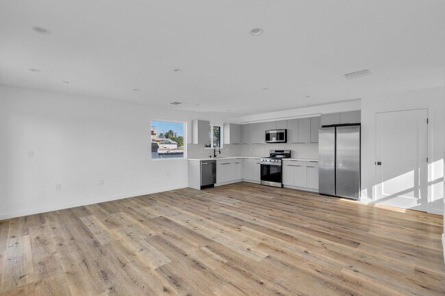 Building Photo - 1734 Carmona Ave