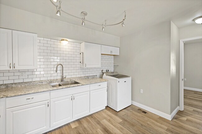 Building Photo - 402 Sunny Ln