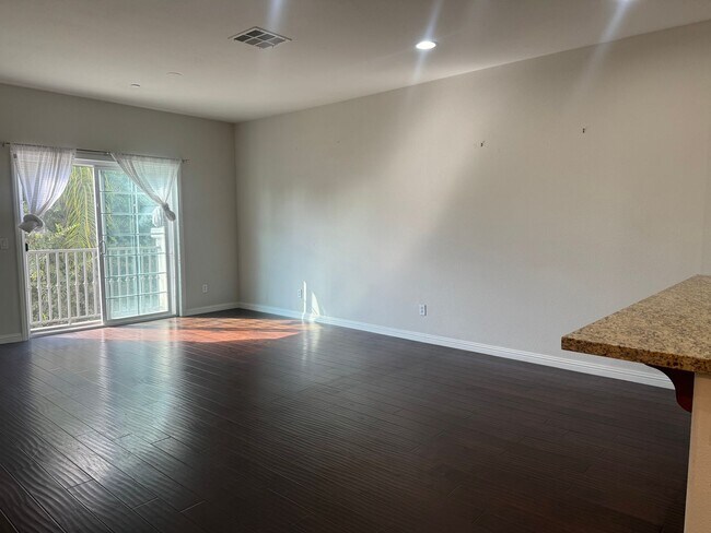 Building Photo - ONE MONTH FREE RENT! Beautiful 4 bedroom, ...