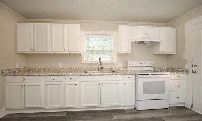 Building Photo - 4826 Larkspur St